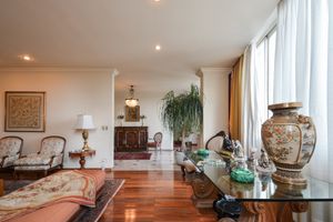 Image 1 - 923761