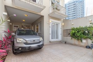 Image 19 - 923775