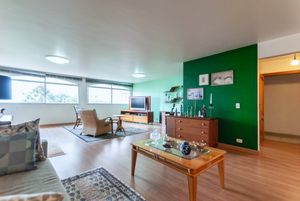 Image 1 - 923782