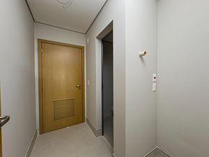 Image 41 - 923810