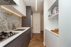 Image 13 - 923813