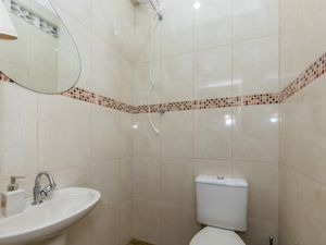 Image 18 - 923835
