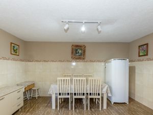 Image 17 - 923835