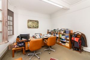Image 19 - 923847