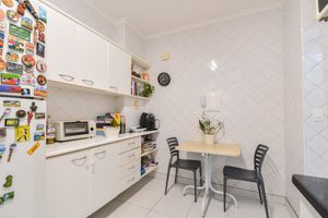 Image 28 - 923857