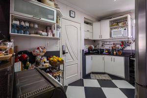 Image 15 - 923859