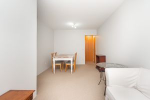 Image 3 - 923861