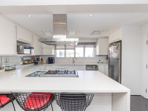 Image 19 - 923907