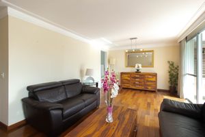 Image 1 - 923918