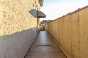 Image 4 - 923923