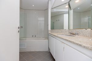 Image 31 - 923931