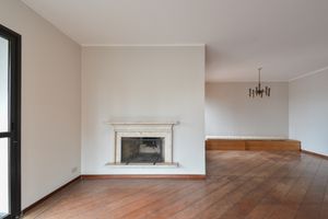 Image 2 - 923942