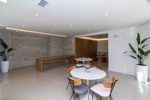 Image 21 - 923945