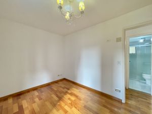 Image 8 - 923958