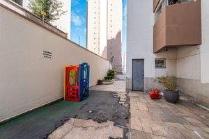 Image 33 - 923958