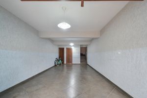 Image 1 - 923984