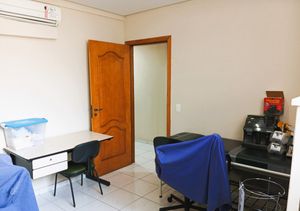 Image 19 - 924002