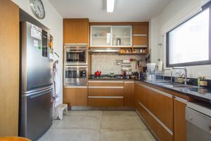 Image 10 - 924033