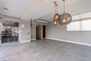 Image 29 - 924053