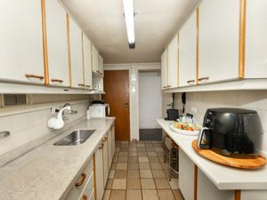 Image 11 - 924065