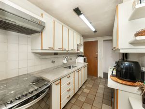 Image 10 - 924065