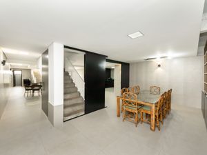Image 42 - 924203