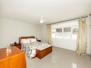 Image 3 - 924203