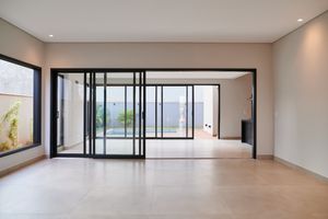 Image 4 - 924211