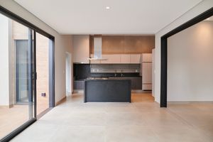 Image 11 - 924211