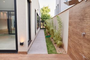 Image 19 - 924211