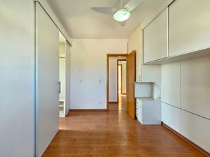 Image 19 - 924249