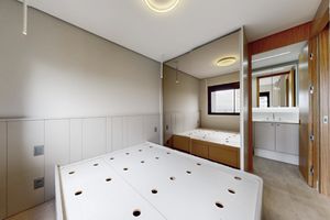 Image 21 - 924295