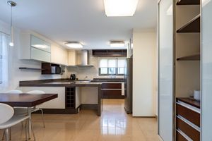 Image 14 - 924296