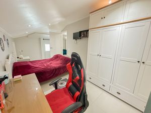 Image 25 - 924303