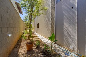 Image 23 - 924318