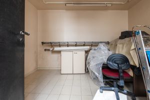 Image 25 - 924324