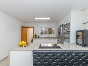 Image 19 - 924329