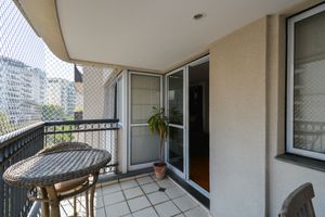 Image 12 - 924330