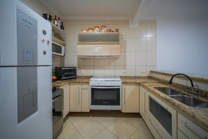 Image 9 - 924335