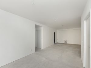 Image 21 - 924346