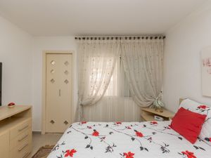 Image 19 - 924385