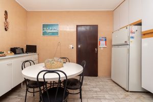 Image 17 - 924450