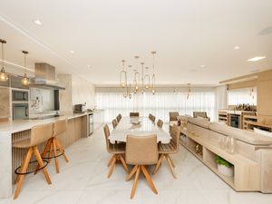 Image 21 - 924461