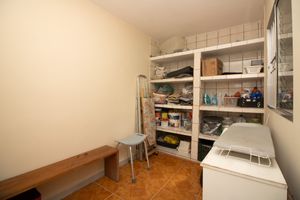 Image 18 - 924482