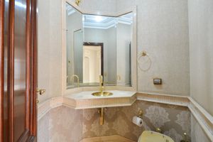 Image 19 - 924521