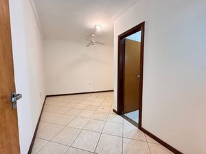 Image 19 - 924537