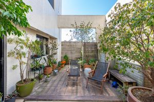 Image 4 - 924549