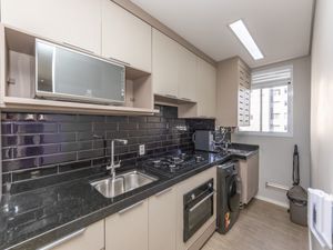 Image 20 - 924562