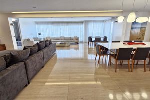 Image 11 - 924571