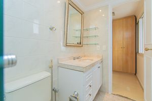 Image 19 - 924610